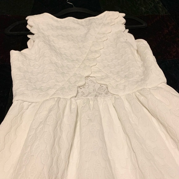 🌸Dalia White Scalloped Dress with Pockets 🌸 - Picture 5 of 16